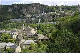 Le village midi-pyrénéen de Salles-la-Source se trouve dans le département ...