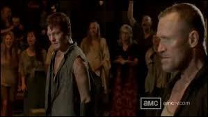 De quoi sont contraint Merle et Daryl ?