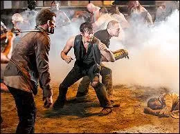 Qui intervient, alors que le combat fait rage entre les deux frères ?