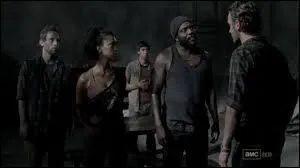 Rick et les autres reviennent, à peine arrivés, ils parlementent avec Tyreese mais que lui arrive-t-il à moment-là ?