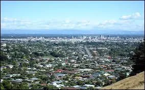 C'est la plus grande ville de l'Ile du Sud. Elle a récemment été partiellement détruite par une série de très violents séismes. Il s'agit :
