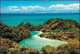 Ce parc national se situe au nord-ouest de l'Ile du Sud et fascine par son littoral escarpé et ses eaux cristallines. Il s'agit du parc :