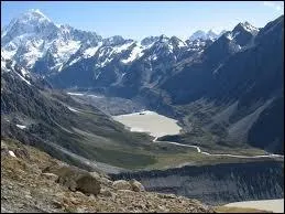 Comment nomme-t-on cette chaîne de montagnes s'étirant sur la majeure partie de la côte ouest de l'île du Sud et culminant au Mont Cook ?