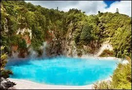 Ce site de l'ile du Nord se caractérise par un intense volcanisme, des sources d'eau bouillonnante et une très forte présence de la culture maorie. Il s'agit de :