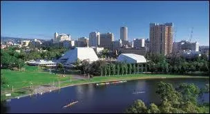 Cette ville est la capitale de l'Etat d'Australie-Méridionale et se situe le long de la Grande Baie australienne. Il s'agit :
