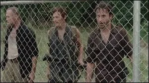 Rick se fait attaquer par deux rôdeurs ; qui vient à son secours ?