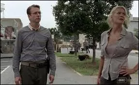 A qui Andrea demande-t-elle de l'accompagner pour aller à la prison ?