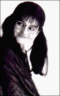 Comment s'appelle cette jeune fille, fantôme ?