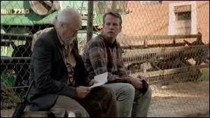 Qui rejoint Daryl & Hershel au dehors de la grange ?