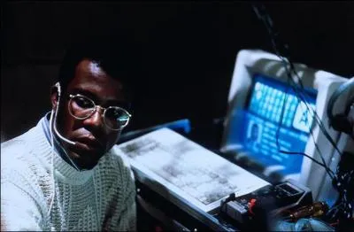 Dans "Piège de cristal" avec Bruce Willis, combien de sécurité doivent forcer les braqueurs ?