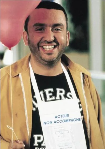 Dans "La cité de la peur", que fait Dominique Farrugia lorsqu'il est content ?