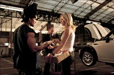 Dans "Braquage à l'Italienne", combien de Mini Cooper sont modifiées par Tournevis (le mécano) ?