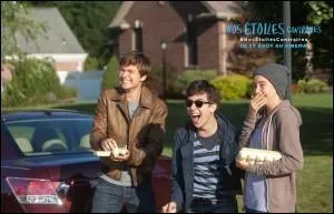 Isaac, Hazel et Gus, pour se venger de Monica, achètent des oeufs. Que vont-ils en faire ?