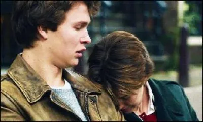 Gus appelle Hazel, lorsqu'il est dans la station service. Pourquoi ?