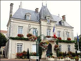 Dans cette ville, il y a plus de 8 000 habitants. Quelle est cette ville ?