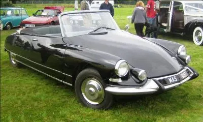 1955, présentation à Paris de la Citroën DS. La révolution sur 4 roues ; nos autos faisaient encore rêver en :