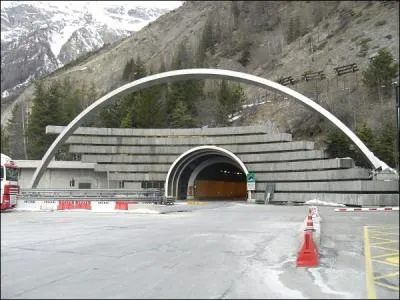16 juillet, inauguration du tunnel du Mont-Blanc par le président Giuseppe Saragat et le général de Gaulle. Italie nous voilà. C'était en :