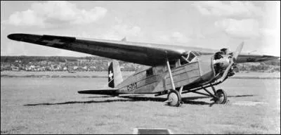 La première liaison aérienne Paris-Alger. On prend soin de ses colonies en...