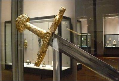 Quel est le nom de l'épée de Charlemagne, utilisée lors du sacre des rois de France à partir du XIIe siècle ?