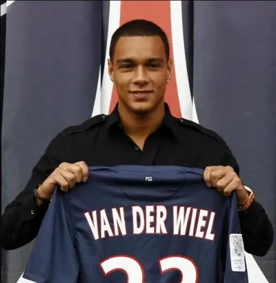 De quelle nationalité est Grégory van der Wiel ?
