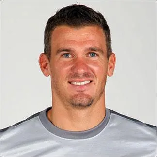 De quelle nationalité est Nicolas Douchez ?