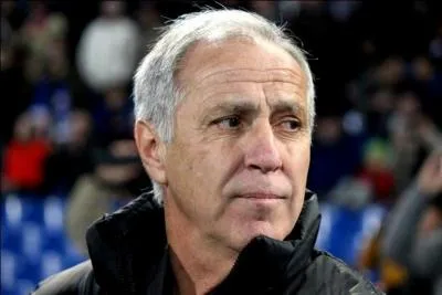 Comment s'appelle l'entraîneur ?