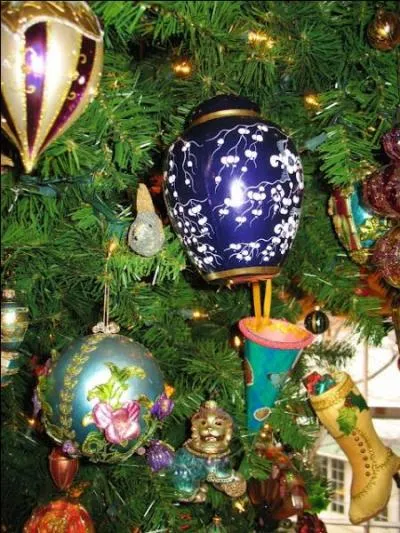 Pour un sapin tout en préciosité asiatique, voici la boule de Noël porcelaine, qu'on croirait sortie d'un album de Tintin, lequel ?