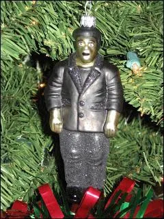 Pour un sapin qui se raconte des histoires à faire peur, voici la boule de Noël Créature de Frankenstein, qu'on verrait bien dans le manoir... ?