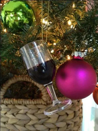 Pour un sapin qui boit, mais du bon, voici la boule de Noël verre à pied, sans doute transformée par Minerva McGonagall à partir... ?