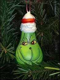 Pour un sapin "qui n'aime pas Noël", voici la poire, non, la boule de Noël d'un conte de Noël, qui a pour héros... ?