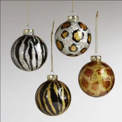 Pour un sapin très animal, voici de superbes boules de Noël de verre soufflé. Au vu des formes et des couleurs, à quels animaux les boules à droite de la photo font-elles penser ?