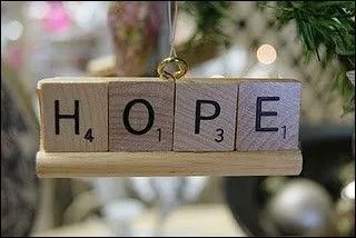 Pour un sapin très lettré et très joueur, voici la boule de Noël faite à partir d'un jeu reconverti... Quel jeu ?