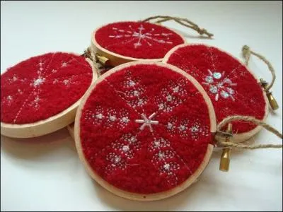 Pour un sapin qui montre son savoir-faire, voici la boule de Noël faite à la main, qu'on croirait sorti du sac... ?