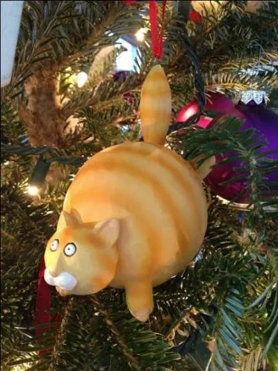 Pour un sapin caressant et miaulant, voici la boule de Noël gros chat, qui semble tout droit sorti de quelle bande dessinée ?