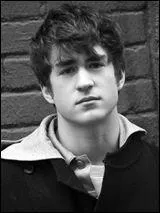 Finalement, le garçon que Paula aime et qui préparait également le concours de chant ne peut plus le passer. Pourquoi ?