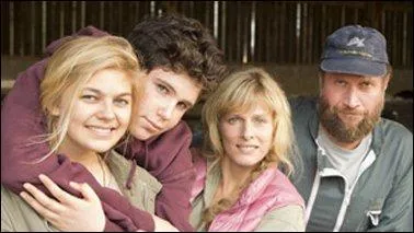 Quels sont les prénoms respectifs des membres de la famille de Paula (père, mère, frère) ?