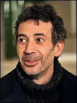 Comment s'appelle le professeur de chant qui dirige la chorale du lycée ?