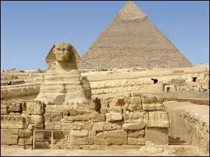 Comment s'appelle le célèbre monument qui se situe en Égypte et qui porte le nom d'une race de chat ?