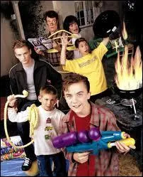 "Malcolm" est une célèbre série américaine, où Loïs (la mère autoritaire) et Hal (le père assez puéril) ont du pain sur la planche pour gérer leurs nombreux fils, adeptes des quatre cents coups. Combien de saisons comporte cette série géniale et décalée à souhait ?