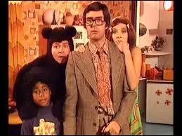 Cette petite sitcom française fut diffusée entre 1993 et 1994 sur TF1, dans le cadre de l'émission "Coucou c'est nous ! ". Elle mettait en scène le quotidien d'une famille très kitsch et de leur "ours parlant". Le tout donnait des sketchs courts, loufoques, purement quatrième degré. Cette mini-série s'appelle :