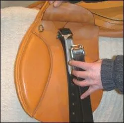 Comment s'appelle la lanière qui maintient les étriers ?