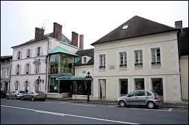 Quel établissement est dirigé par le chef Jean-Michel Lorain, 3 *** Michelin ?