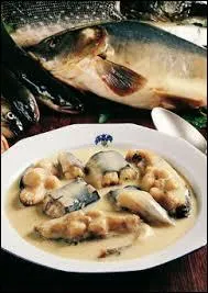 Plat de poissons de rivière à base de vin blanc.