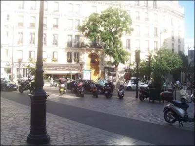 D'ailleurs je persiste et je signe, il faut vraiment être dérangé pour appeler une rue du 17e arrondissement, la rue Fessemolle !