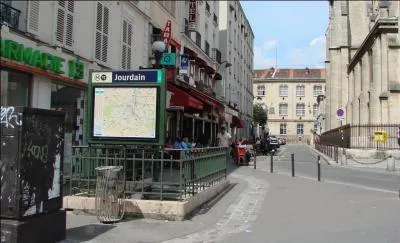 La rue Lassus, dans le 19e arrondissement, se termine à l'angle de la rue Fessart, que voulez-vous que je vous dise, ça ne s'invente pas !