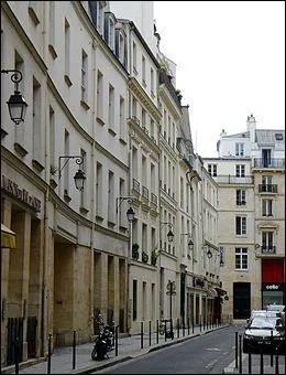 C'est à se demander si les Parigots ne sont pas un peu trop portés sur la chose, pour appeler l'une de leur rues, la rue des deux Boules !