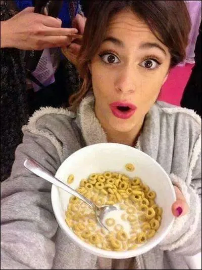 Quelle est la marque de céréales que Tini mange ?