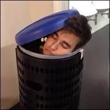 Qui est le jeune homme dans cette poubelle ?