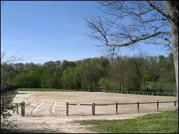 Que doit-on obligatoirement faire dans une aire de travail ?