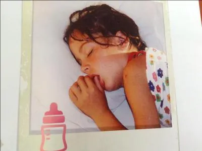 Jusqu'à quel âge Tini a-t-elle pris son pouce ?